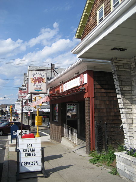 File:FallRiver21June07IceCreamJeffs.jpg