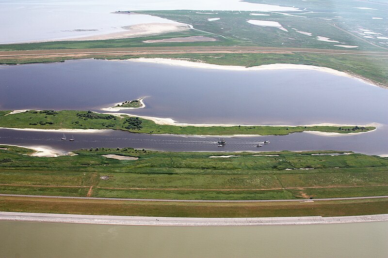 File:Flug Pilsumer Leuchtturm nach Borkum 016.JPG