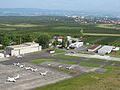 Tour de contrôle de l'aérodorme surplombant les places de stationnement des aéronefs