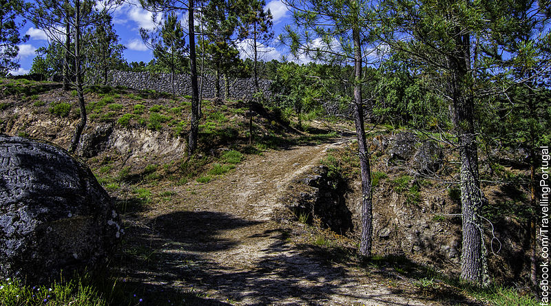 File:Foso y murallas de Castro-de Carvalhelhos Boticas.jpg