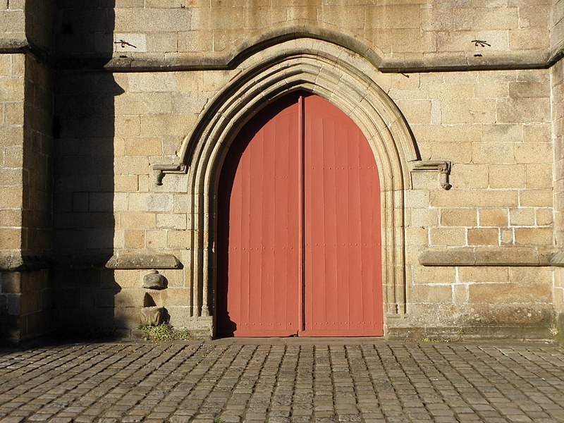 File:Fougères (35) Église Saint-Sulpice Façade ouest Travée centrale 02.jpg