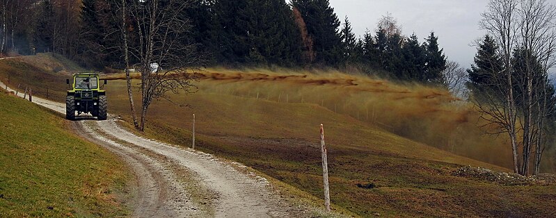 File:GülleausbringungUttendorfSalzburg.JPG