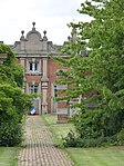 Oshxona bog 'devorlari va bog'bonlarining uyi Harlaxton Manor shahrining shimoliy g'arbiy qismida 500 metr