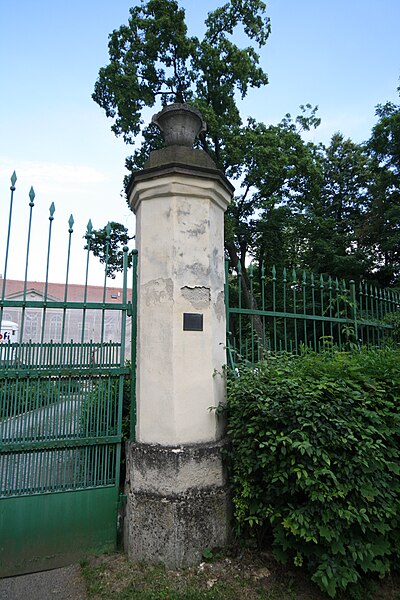 File:Gate column of Jinošov Chateau in Jinošov, Třebíč District.jpg