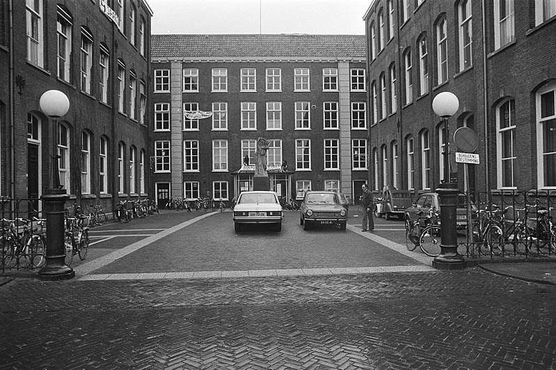 File:Gedeelte Landbouwhogeschool in Wageningen bezet uit prote tegen de emancipatien, Bestanddeelnr 930-7101.jpg