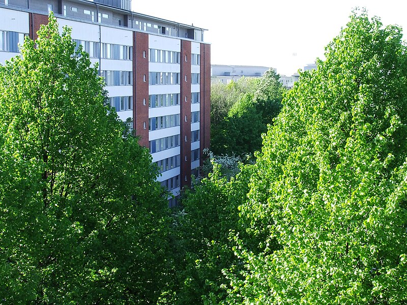 File:Green-trees-and-a-builing.jpg