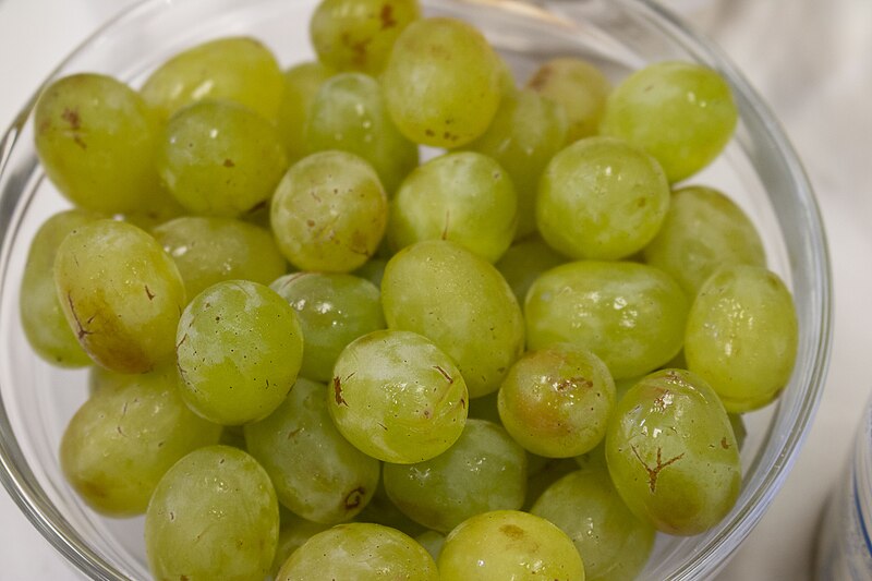 File:Green Grapes.jpg
