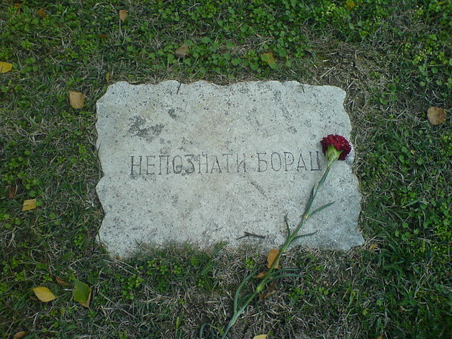 Гроб непознатог борца на Гробљу ослободилаца Београда 1944.