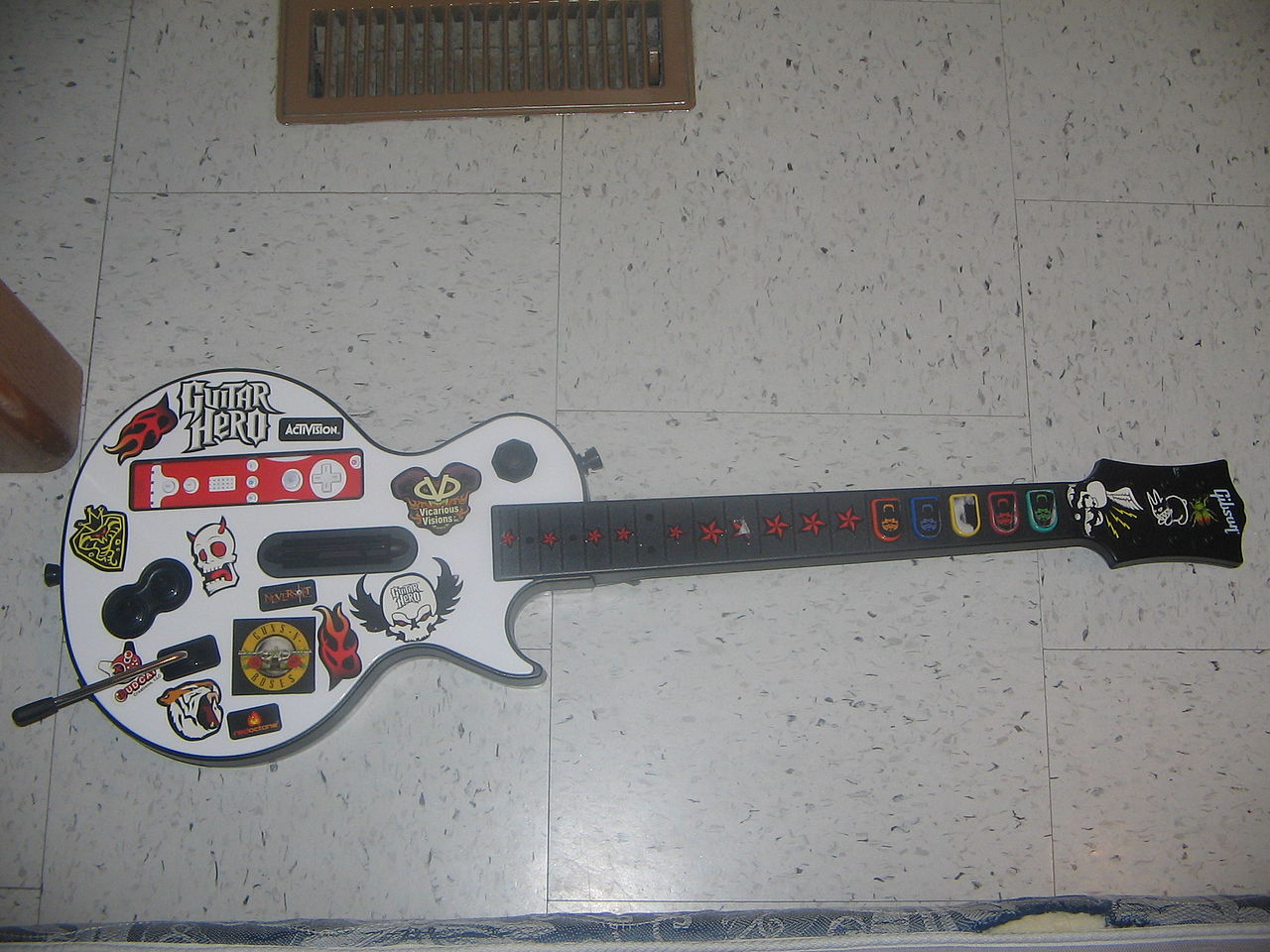 File:Guitar Hero 3 guitar for the Wii.jpg - Wikipedia