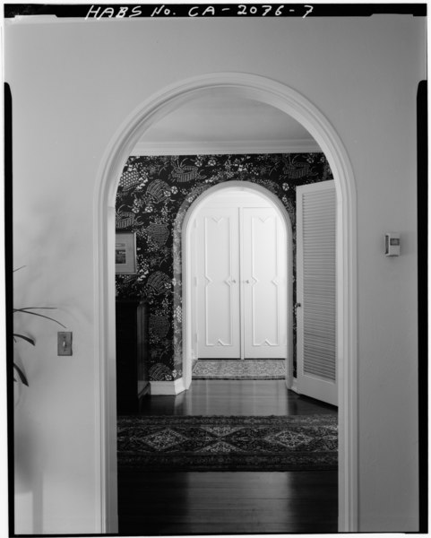 File:HALL VIEWED FROM LIVING ROOM, ARCHWAY TO BEDROOMS BEYOND, LOOKING NORTHWEST - John G. Kennedy House, 423 Chaucer Street, Palo Alto, Santa Clara County, CA HABS CAL,43-PALAL,3-7.tif