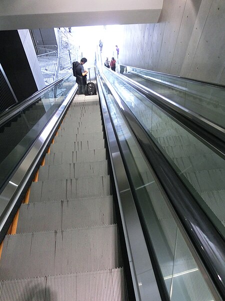 File:HK Admiralty Tamar Park long escalators 2 Tim Mei Avenue carpark May-2013.JPG