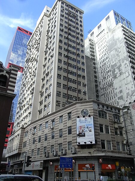 File:HK Sheung Wan Morrison Street 啟德商業大廈 Kai Tak Commercial Building blue sky Des Voeux Road Central Aug-2010.JPG