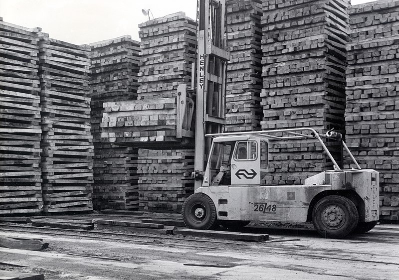 File:HUA-167656-Afbeelding van een heftruck bij de houtopslag van het Houtbereidingsbedrijf van de NS HBI te Dordrecht.jpg