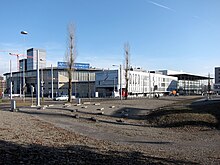 Hallenstadion mit Vorbau 2011 (rechts die Messe Zürich, im Hintergrund das Hochhaus Hagenholzstrasse)