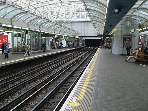 Hammersmith (District) station eastbound Piccadilly look west