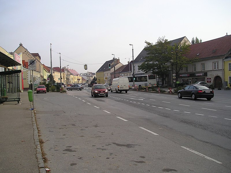 File:Hauptplatz von Gaweinstal - panoramio.jpg