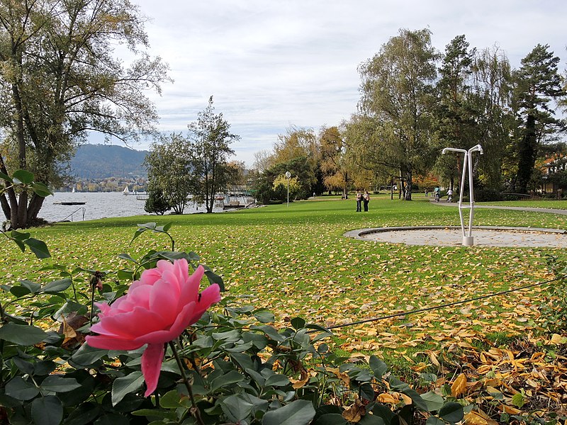 File:Herbststimmung im Strandbad Tiefenbrunnen 2013-10-26 14-33-19 (P7700).JPG