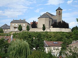 Gereja Hettnage-Grande yang terletak di bukit "Le Rocher" di pusat bandar.