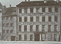 Das Hiltl-Haus an der Prannerstraße 4 war Münchens erstes Bürgerhaus im Stil des Frühklassizismus und war mit Reliefs von Franz Jakob Schwanthaler geschmückt. Der Nachfolgebau aus den 1970er Jahren wird derzeit ersetzt.