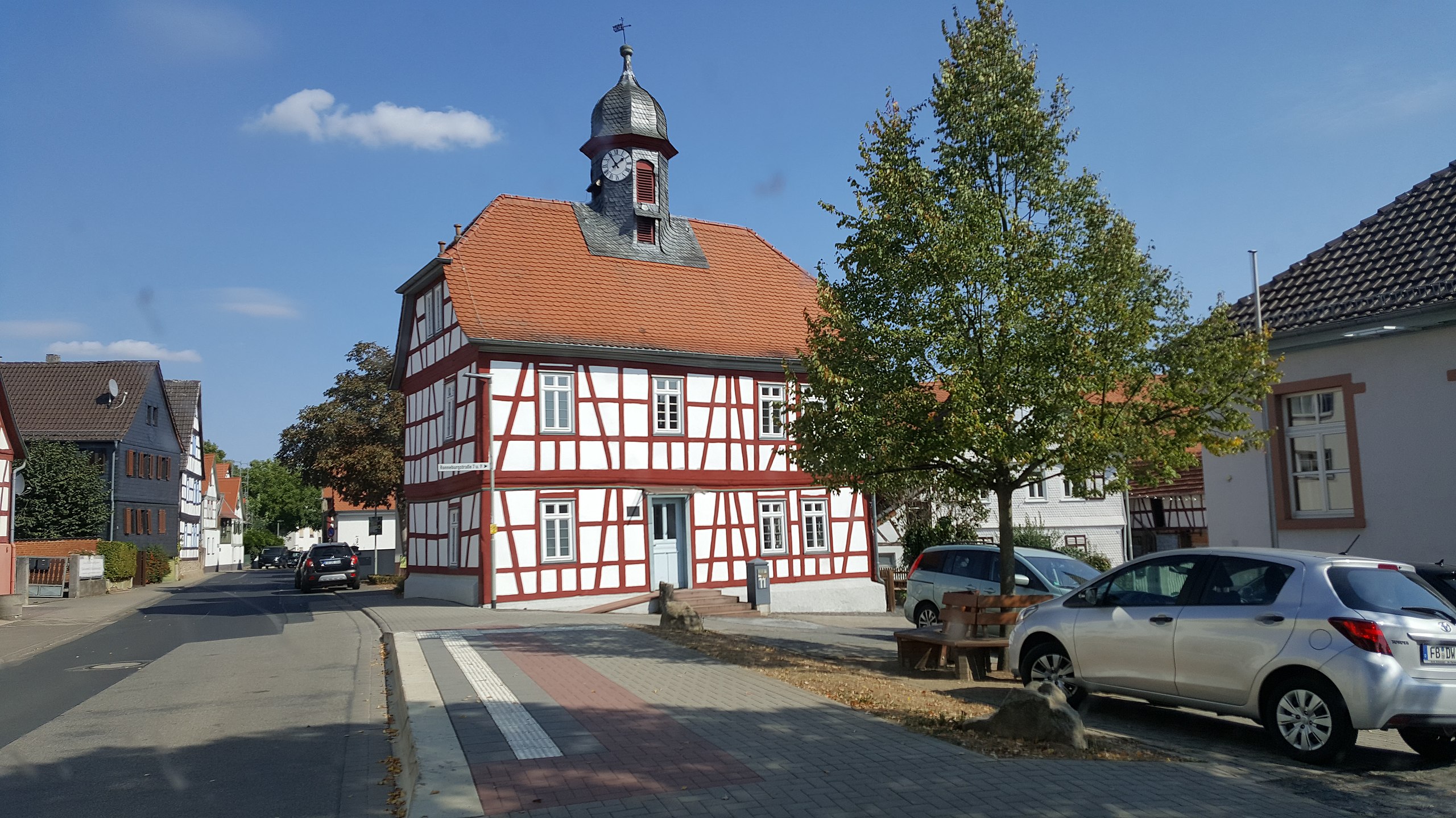 Reichenbach: OB hisst Friedensfahne vorm Rathaus