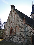 Iglesia de la aldea de Hinrichshagen, Mecklenburg Lake District, lápidas con ladrillo