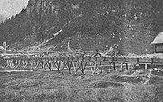 Holzkanal über den Arniboden während der Bauphase