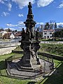 Skulpturengruppe mit Mariensäule