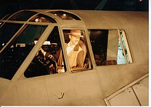 Reconstitution de Howard Hughes pilotant le Spruce Goose.