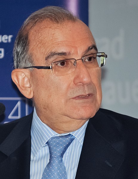 File:Humberto de La Calle, diciembre de 2013.jpg