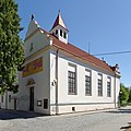 Čeština: Litovel, Husova ulice, Husův sbor, pohled od jihozápadu. Autorem sgrafita nad vchodem je František Doubrava.