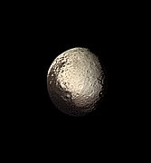 Zweifarbiger Iapetus von Voyager 2, 22. August 1981