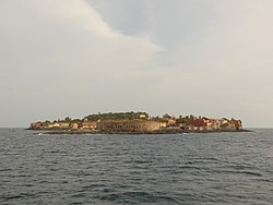 Gorée soos vanaf Dakar gesien