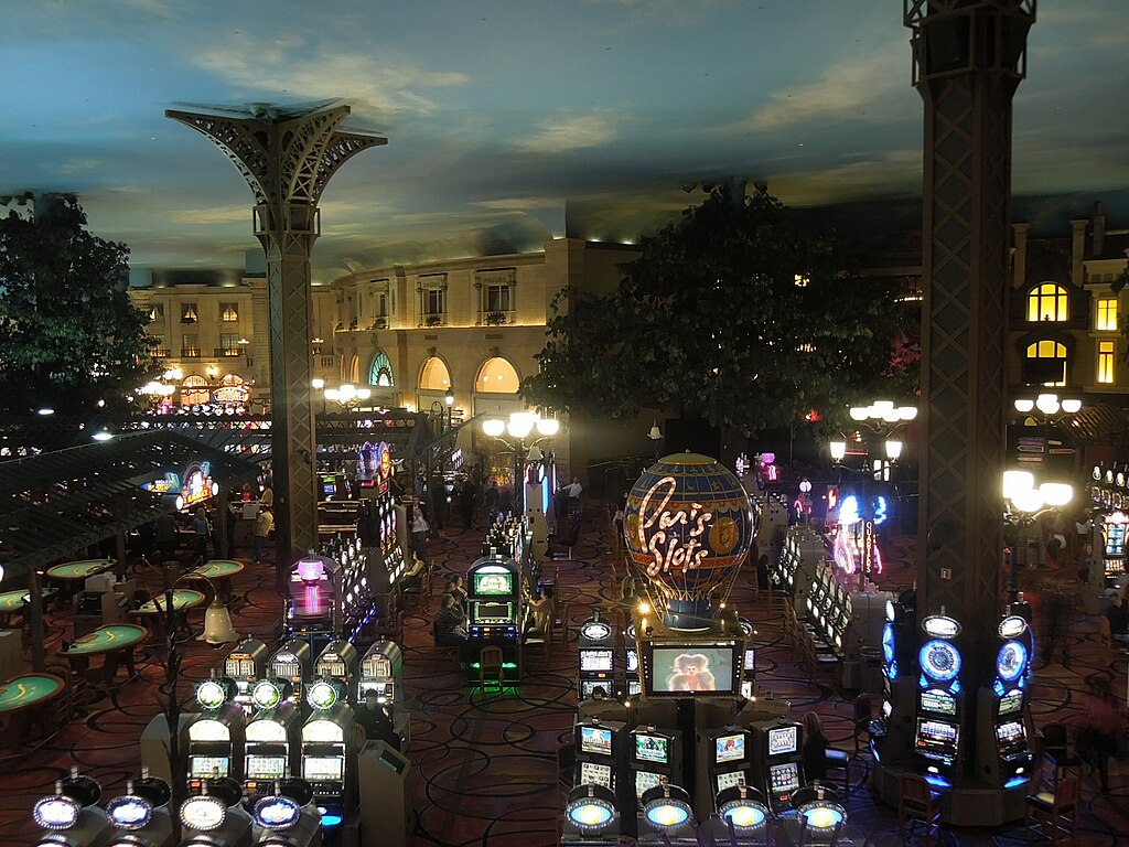 File:Swimming pool Paris Las Vegas.jpg - Wikipedia