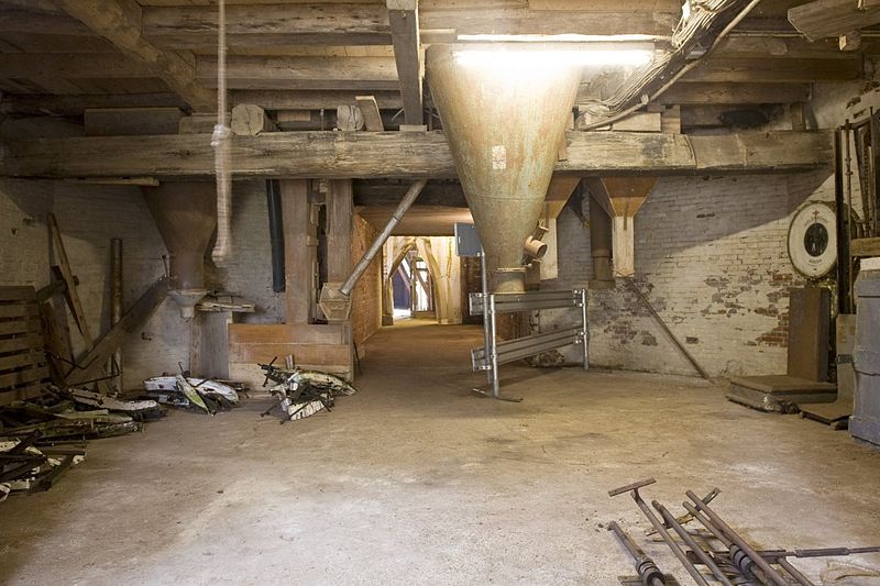 File:Interieur, overzicht silo met doorgang naar loods - Rucphen - 20428650 - RCE.jpg