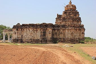 Kalleshvara temple at Kuknur.JPG