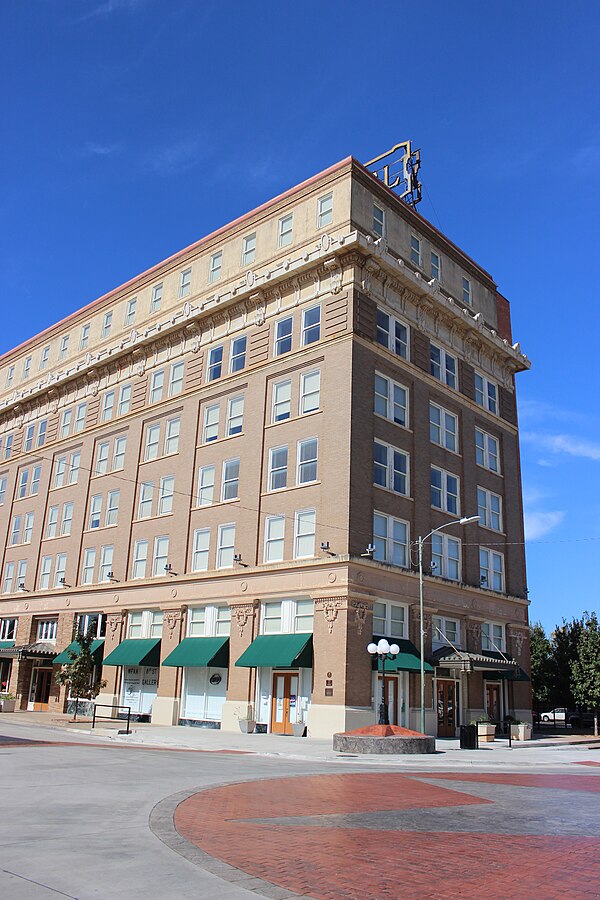 Kemp-Kell Building, circa 1910, now known as the Holt Hotel, was one of the first five-story office buildings in the city.