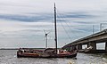 Schip wacht voor de Ketelbrug (Flevoland)