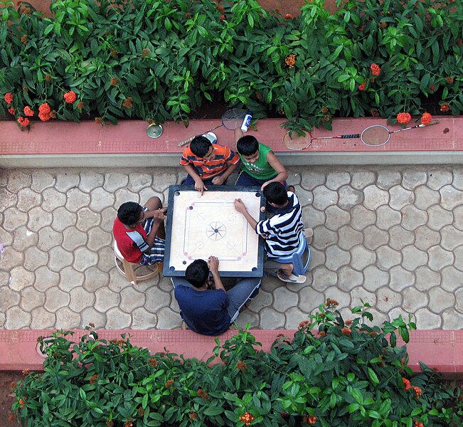 File:Kids playing carrom board.jpeg