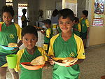 Några barn i skoluniform i Brasilien med lunch.