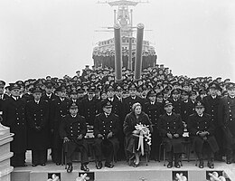 Koningin Juliana naast kapitein W. J. Kruys met officieren en bemanning tijdens de indienststelling in 1953