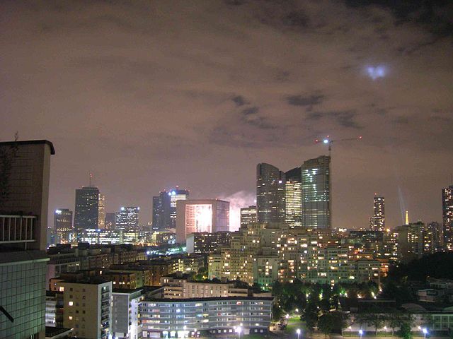 La Défense ligger delvist i Nanterre.