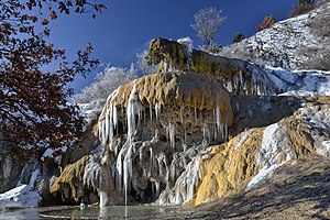 La fontaine de Réotier et ses stalactites de glace.jpg