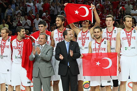 Tập_tin:La_selección_turca_de_baloncesto_tras_recibir_la_medalla_de_plata.jpg