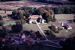 Lacourin kylää ja Château de Lacour d’Arcenay