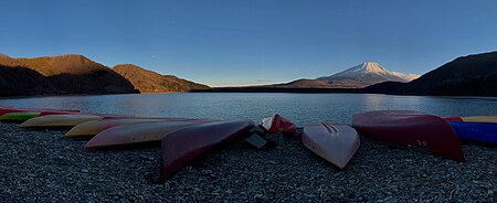 Tập_tin:Lake_Fuji_Japan_with_mountains,_lakes_and_kayaks_in_the_foreground.jpg