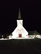Kirken opplyst av flommlys