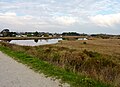 Le polder (ancien marais) du Ster Kerdour et un étang (bassin de lagunage recevant les eaux de drainage).
