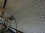 La parete della piattaforma alla stazione Concorde, Parigi agosto 2012.jpg