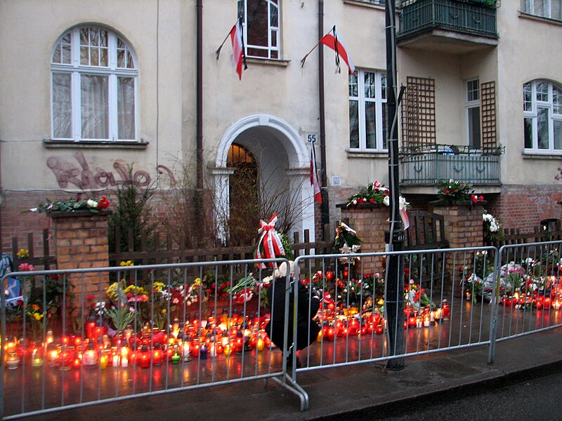 File:Lech Kaczyński ex-house in Sopot after president's plane crash 2010 - 10.jpg