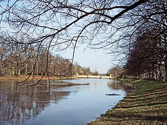 Elsterflutbett, im Hintergrund die Klingerbrücke